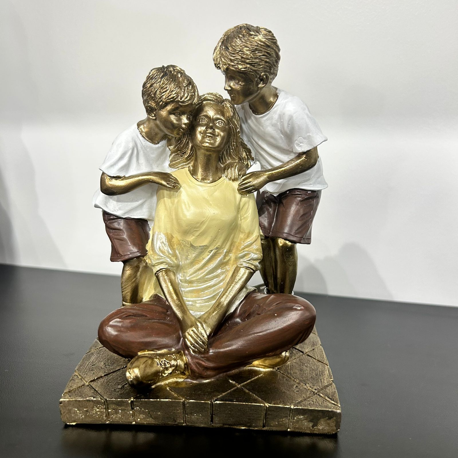 Escultura Decorativa Familia Mãe com dois filhos meninos