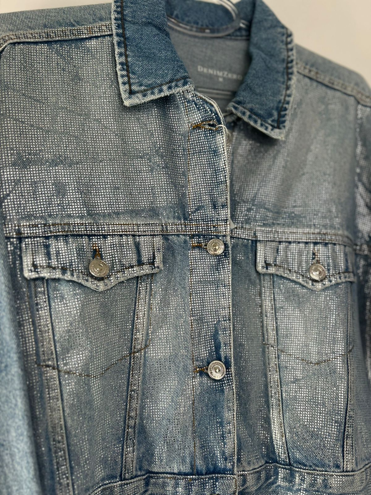 Jaqueta Jeans Feminina Retrô Cropped com brilhos -DENIMZERO- DZ9192