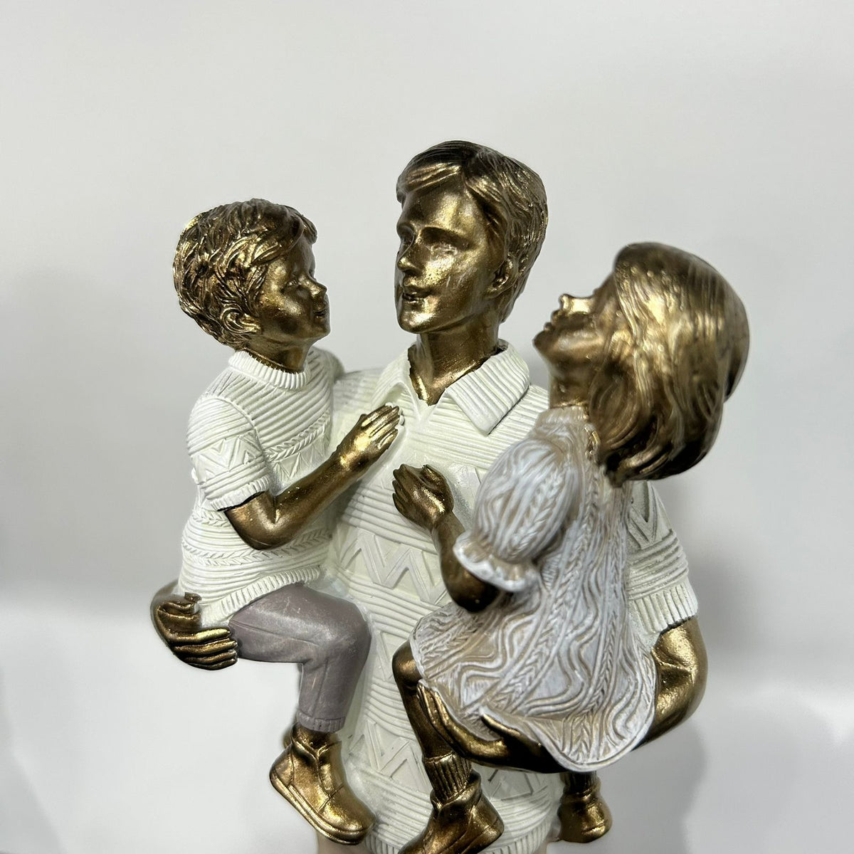 Escultura Decorativa Familía Pai com um menino e uma menina