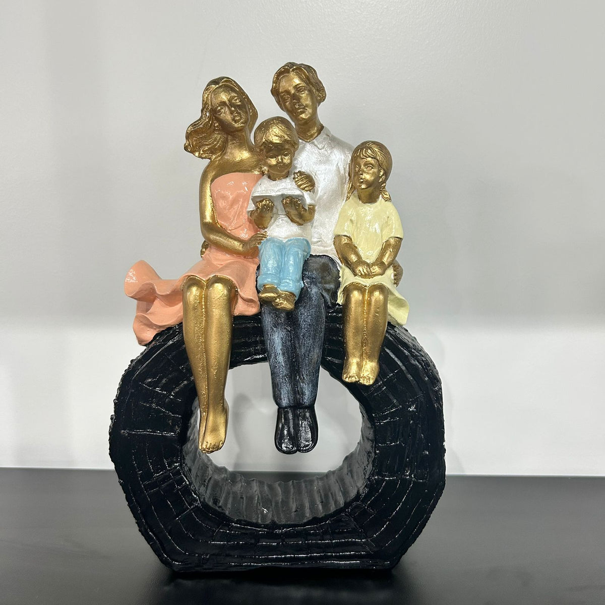 Escultura Decorativa Familía Casal com um menino e uma menina