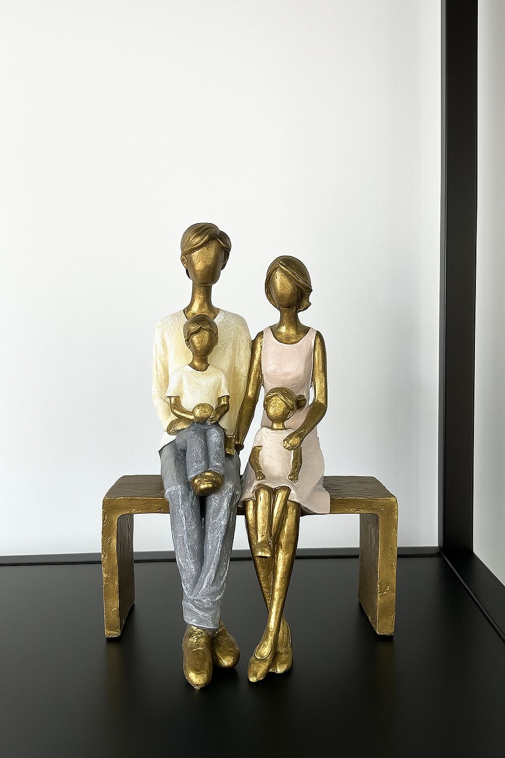 Escultura Decorativa Familía Casal Com Menina E Menino Sentados