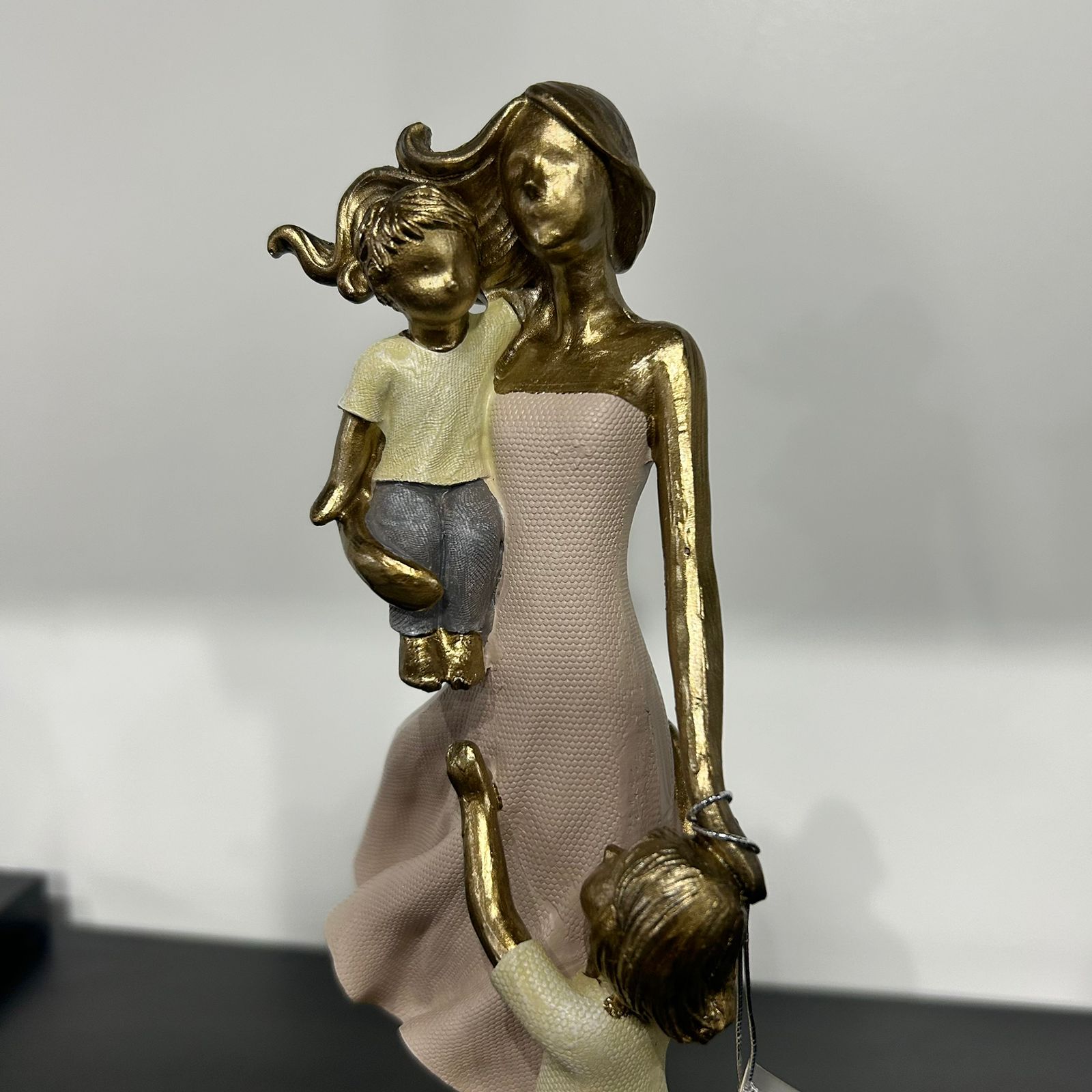 Escultura Família Decorativa Mãe com uma menina e um menino