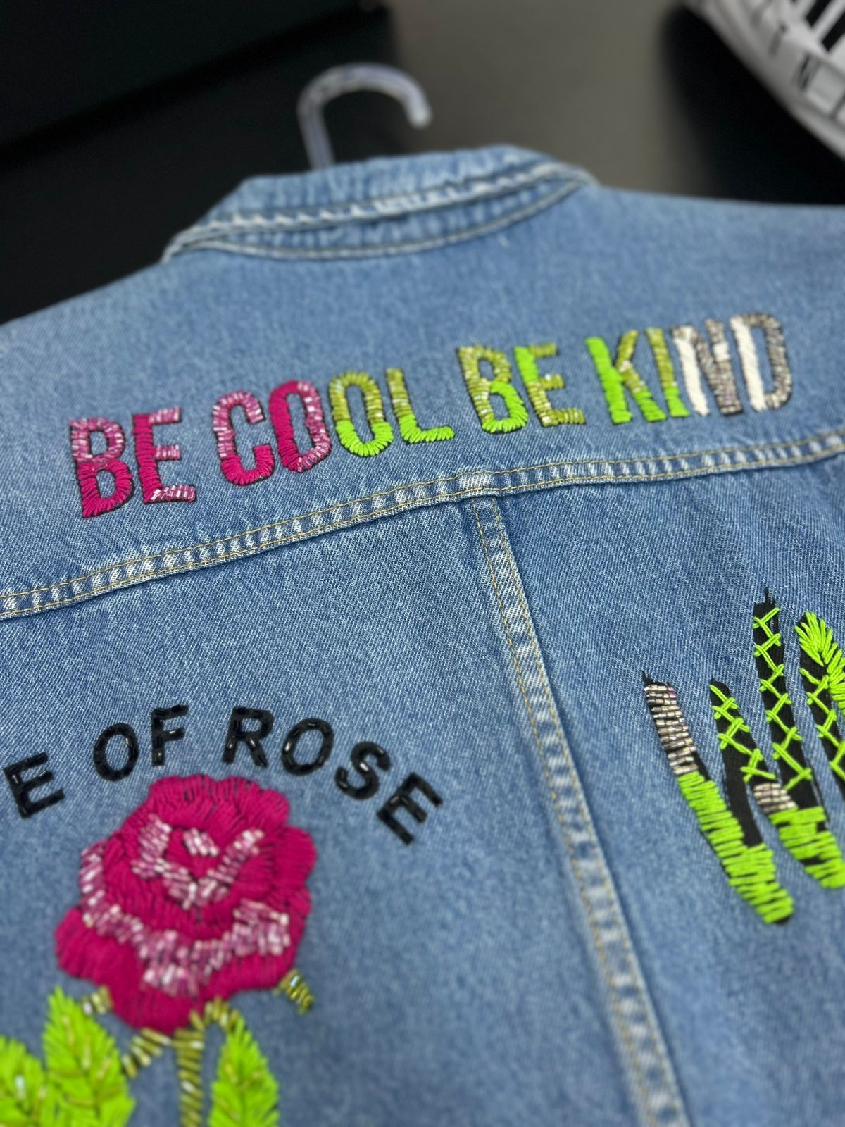 Jaqueta Jeans Bordada com detalhe de Stass -PLOCK ROCK- PRJ177