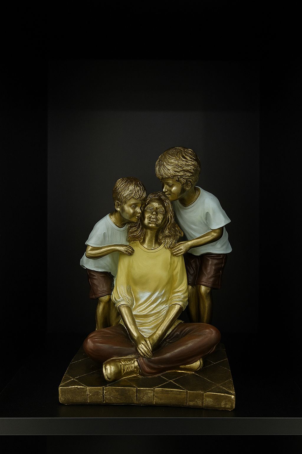 Escultura Decorativa Familia Mãe com dois filhos meninos