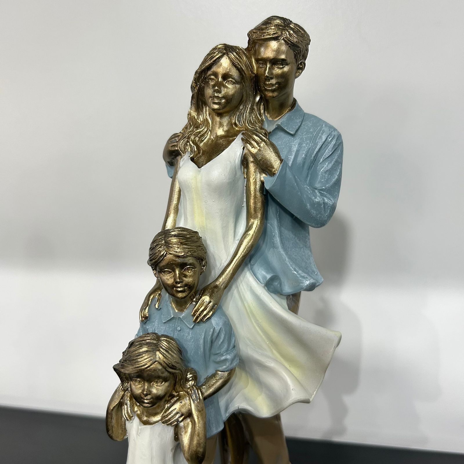 Escultura Decorativa Familia Pai, Mãe e um casal filhos 1 menina 1 menino