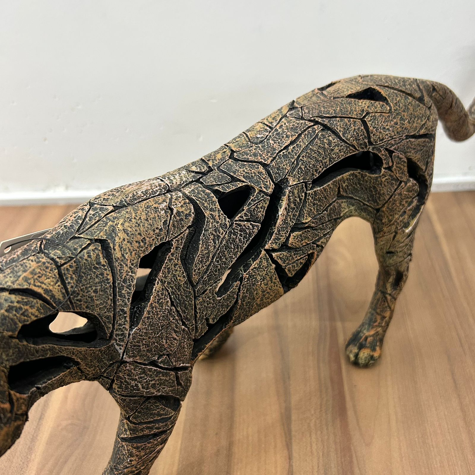 Escultura pantera em pó de pedra vazada