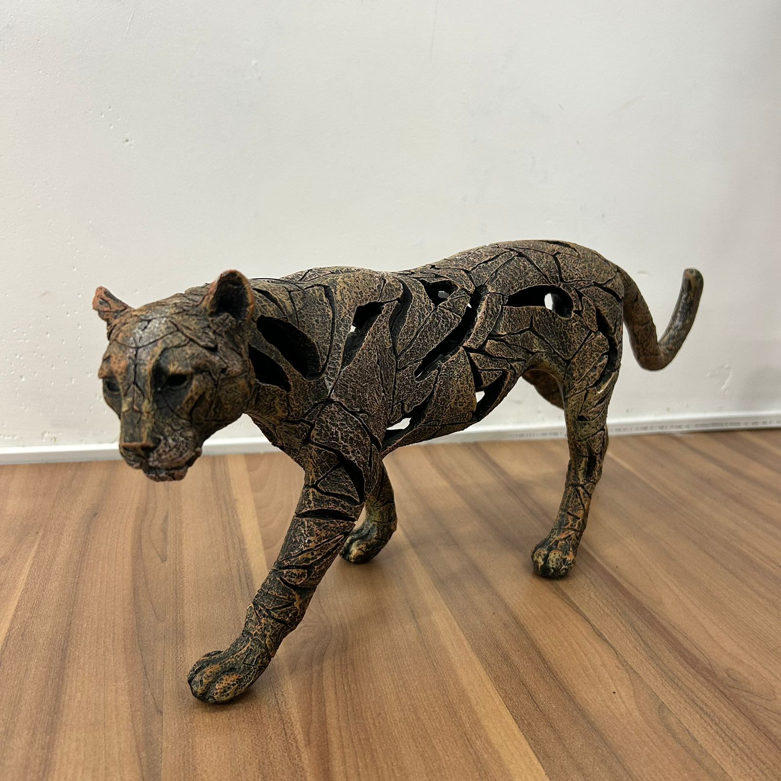Escultura pantera em pó de pedra vazada