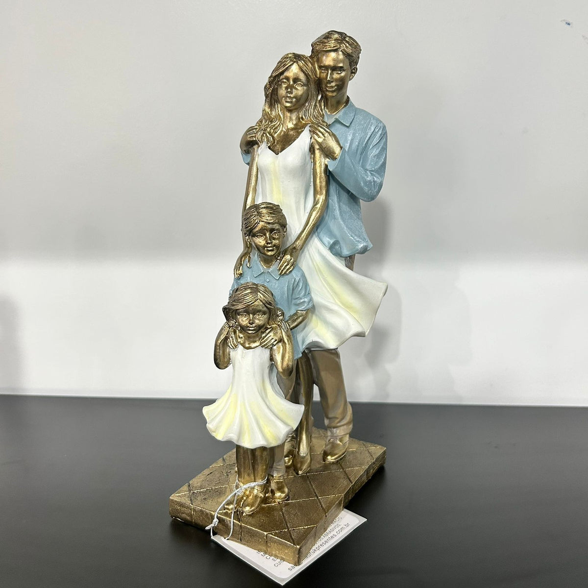Escultura Decorativa Familia Pai, Mãe e um casal filhos 1 menina 1 menino