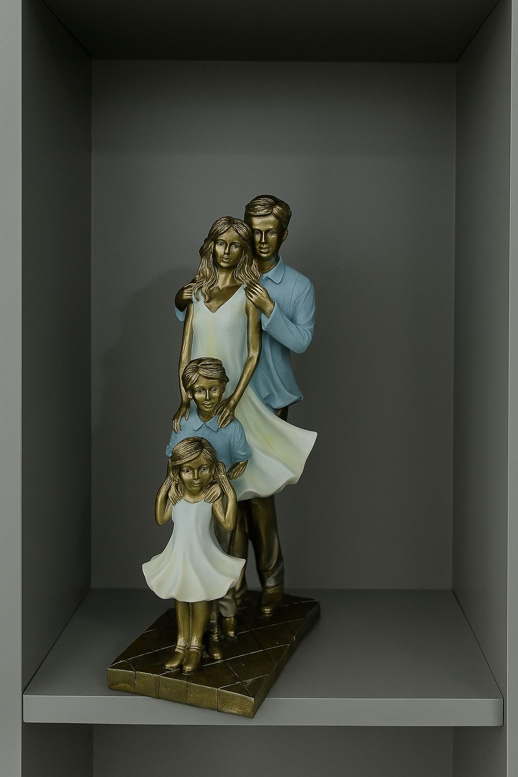 Escultura Decorativa Familia Pai, Mãe e um casal filhos 1 menina 1 menino