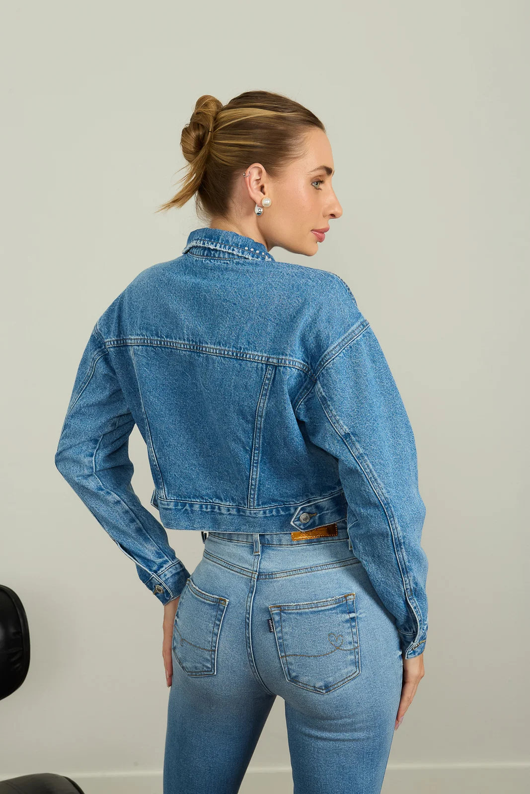 Jaqueta Jeans Feminina Retrô Cropped com Aplicação de Taxas - DZ9227