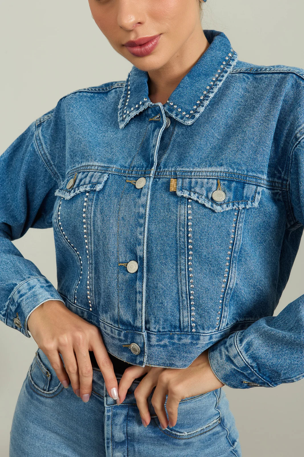 Jaqueta Jeans Feminina Retrô Cropped com Aplicação de Taxas - DZ9227
