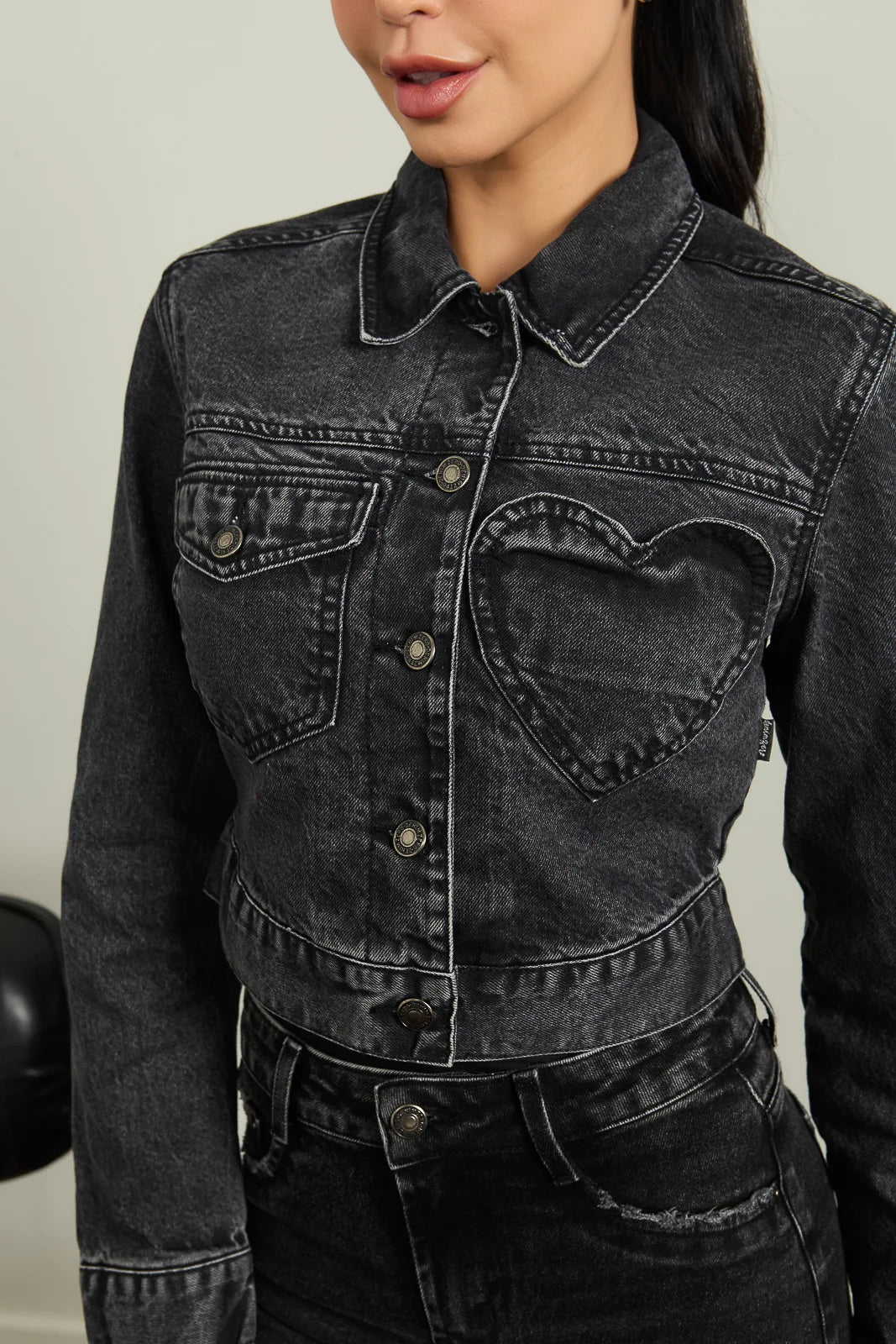 Jaqueta Jeans Regular Cropped com Recorte de Coração - DZ9228