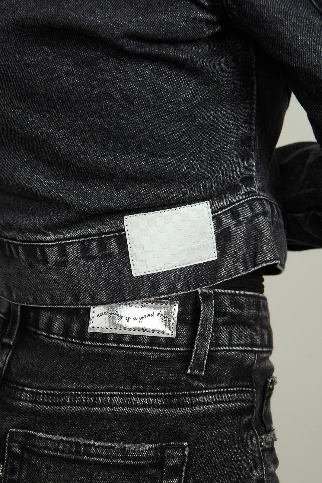 Jaqueta Jeans Regular Cropped com Recorte de Coração - DZ9228