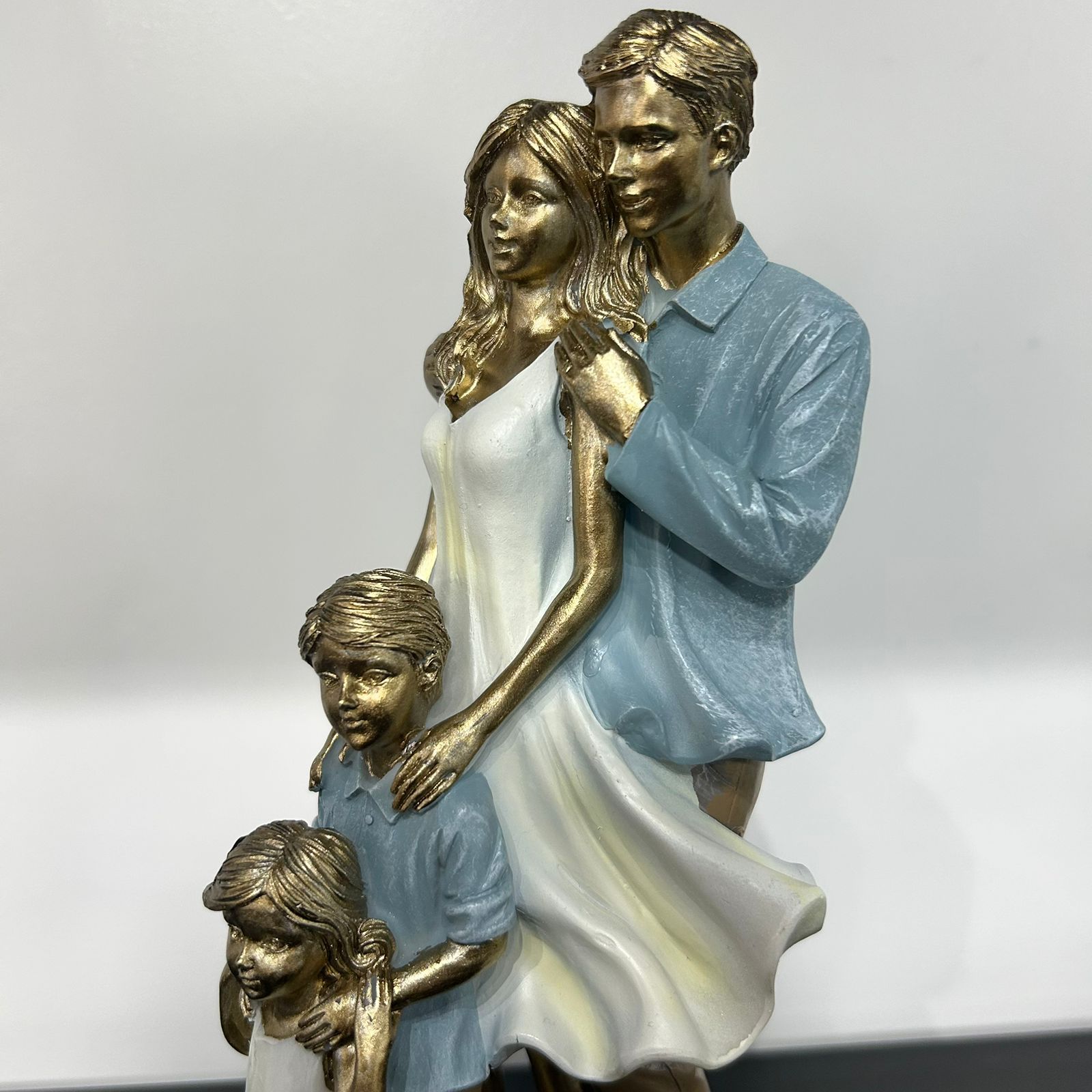 Escultura Decorativa Familia Pai, Mãe e um casal filhos 1 menina 1 menino
