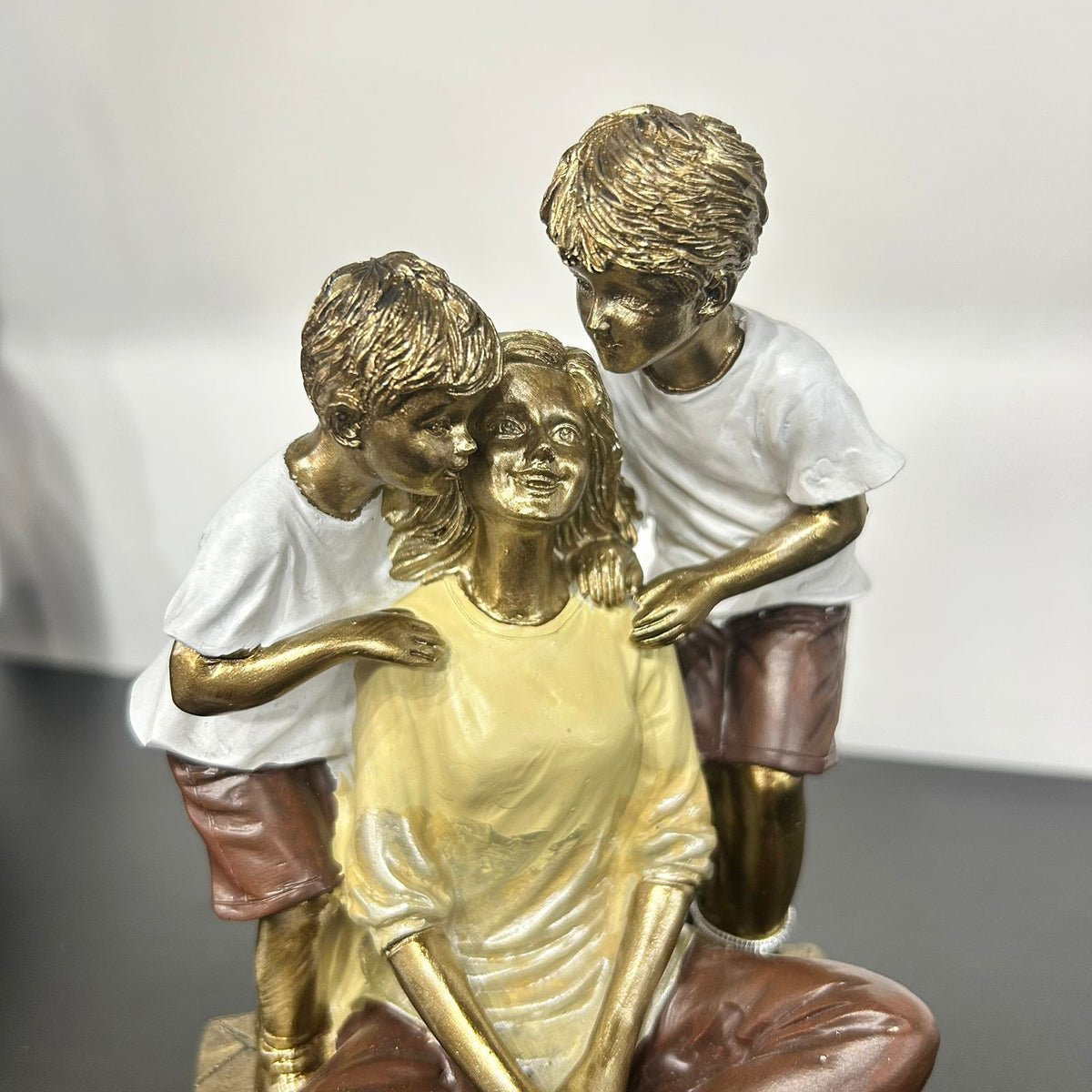 Escultura Decorativa Familia Mãe com dois filhos meninos