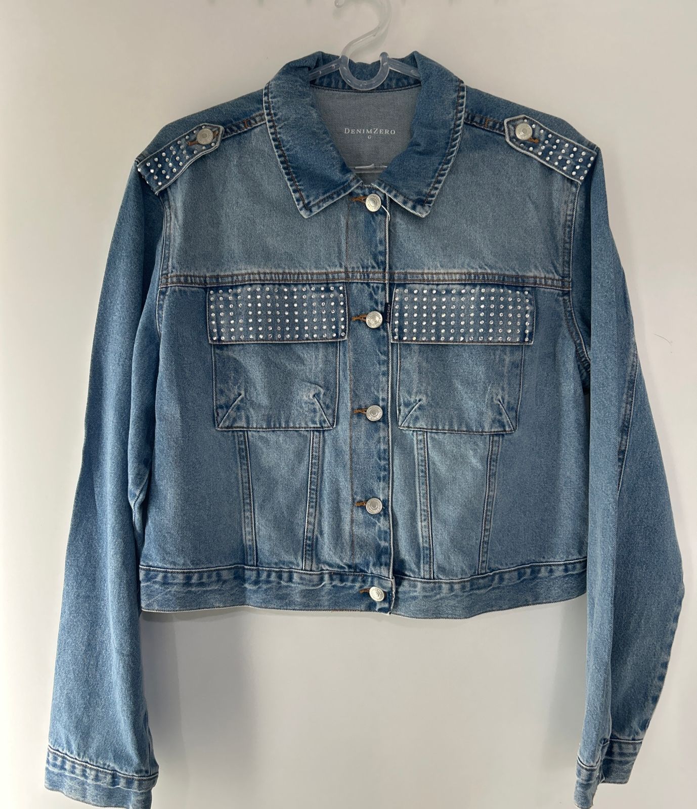 Jaqueta Jeans Feminina Retrô Cropped com Aplicação de strass- DENIMZERO- DZ9225