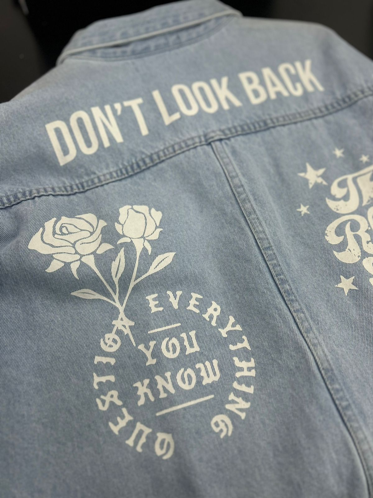 Jaqueta Jeans Feminina com detalhes bordados - PLOCK ROCK- PRJ176