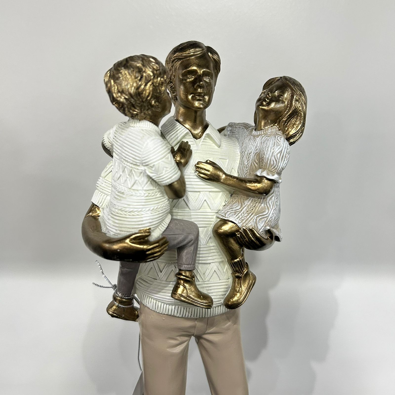 Escultura Decorativa Familía Pai com um menino e uma menina