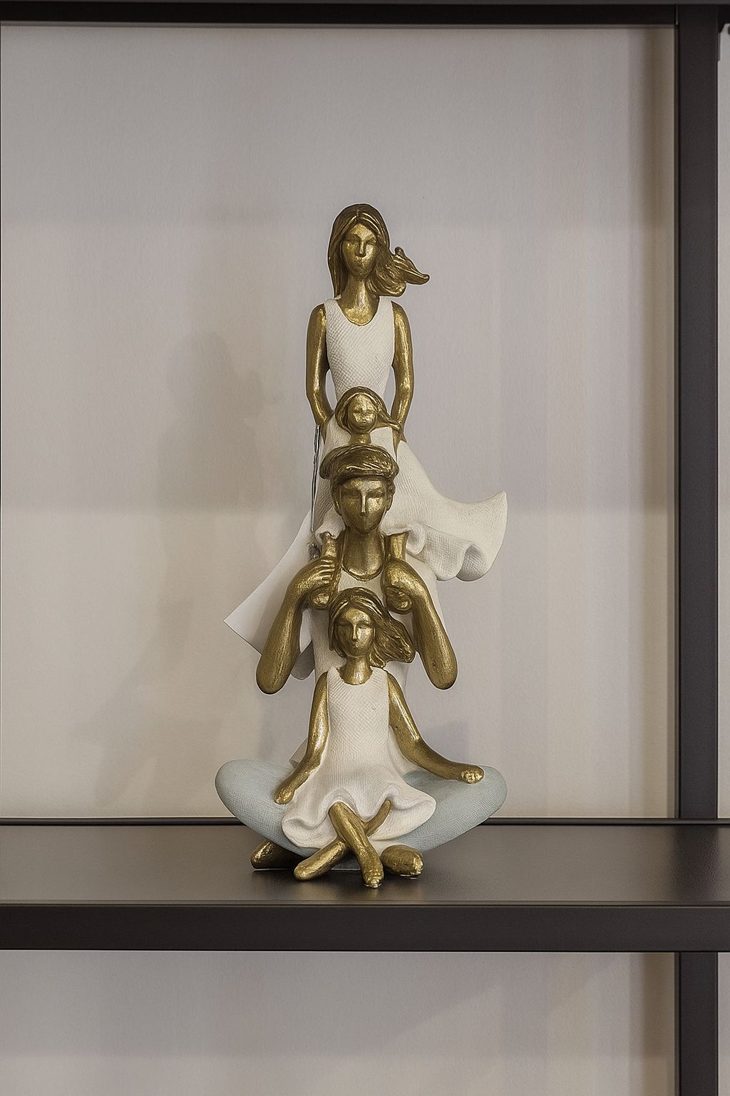 Escultura Decorativa Família Com Duas Meninas Branco Com Dourado