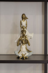 Escultura Decorativa Família Com Duas Meninas Branco Com Dourado