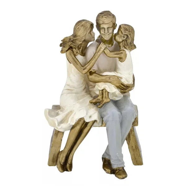 Escultura Família Casal Com Filha Dourado
