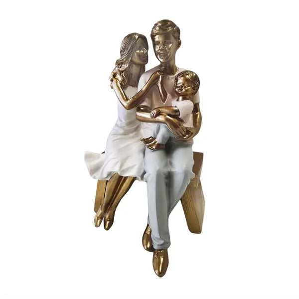 Escultura Família Casal Com Um Menino Dourado