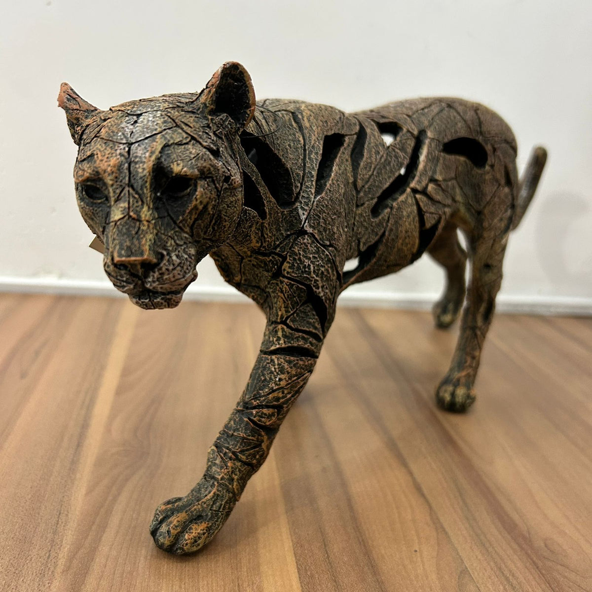 Escultura pantera em pó de pedra vazada