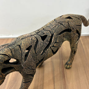 Escultura pantera em pó de pedra vazada