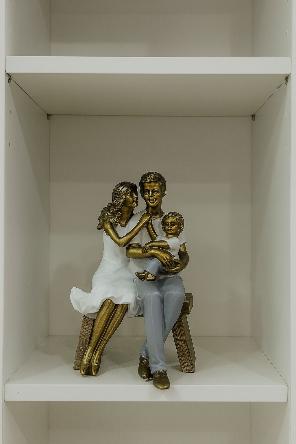Escultura Família Casal Com Um Menino Dourado