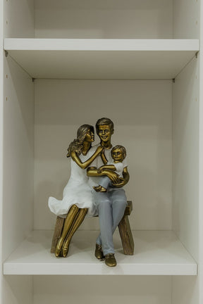Escultura Família Casal Com Um Menino Dourado