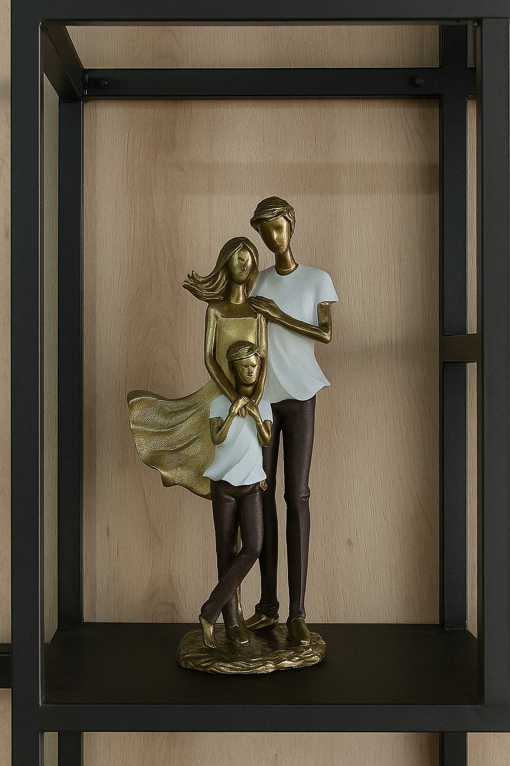 Escultura Família Casal com Menino Dourado