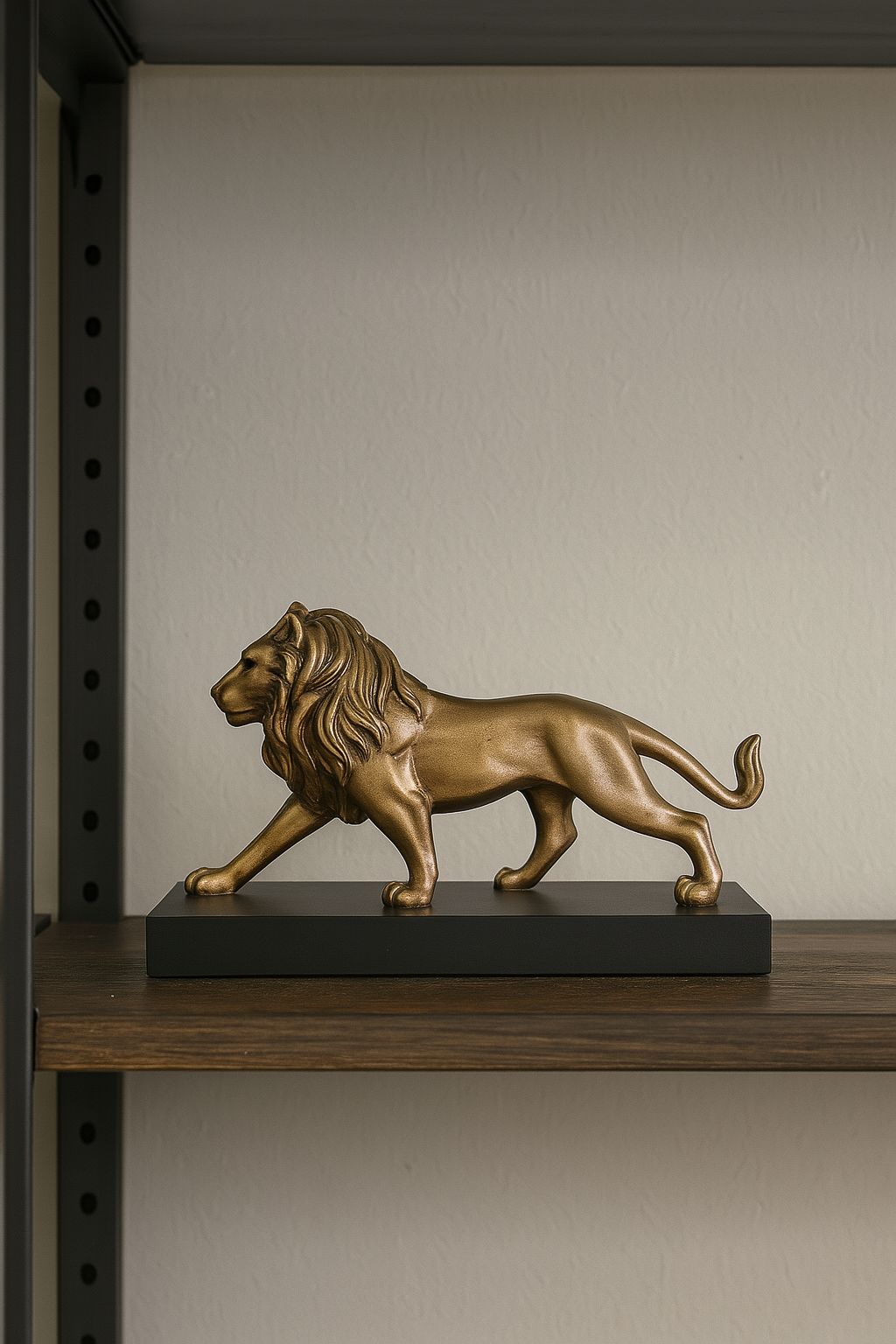 Escultura Leao Em Poliresina Dourado Com A Base Preta Mart