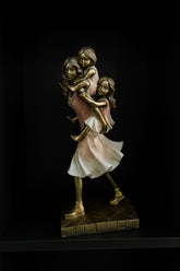 Escultura Decorativa Família Mãe e Duas Filhas