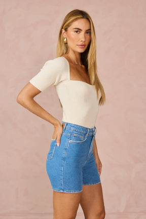 Bermuda Jeans Denin Zero Feminina Retrô Meia Coxa com Cintura Alta DZ4118