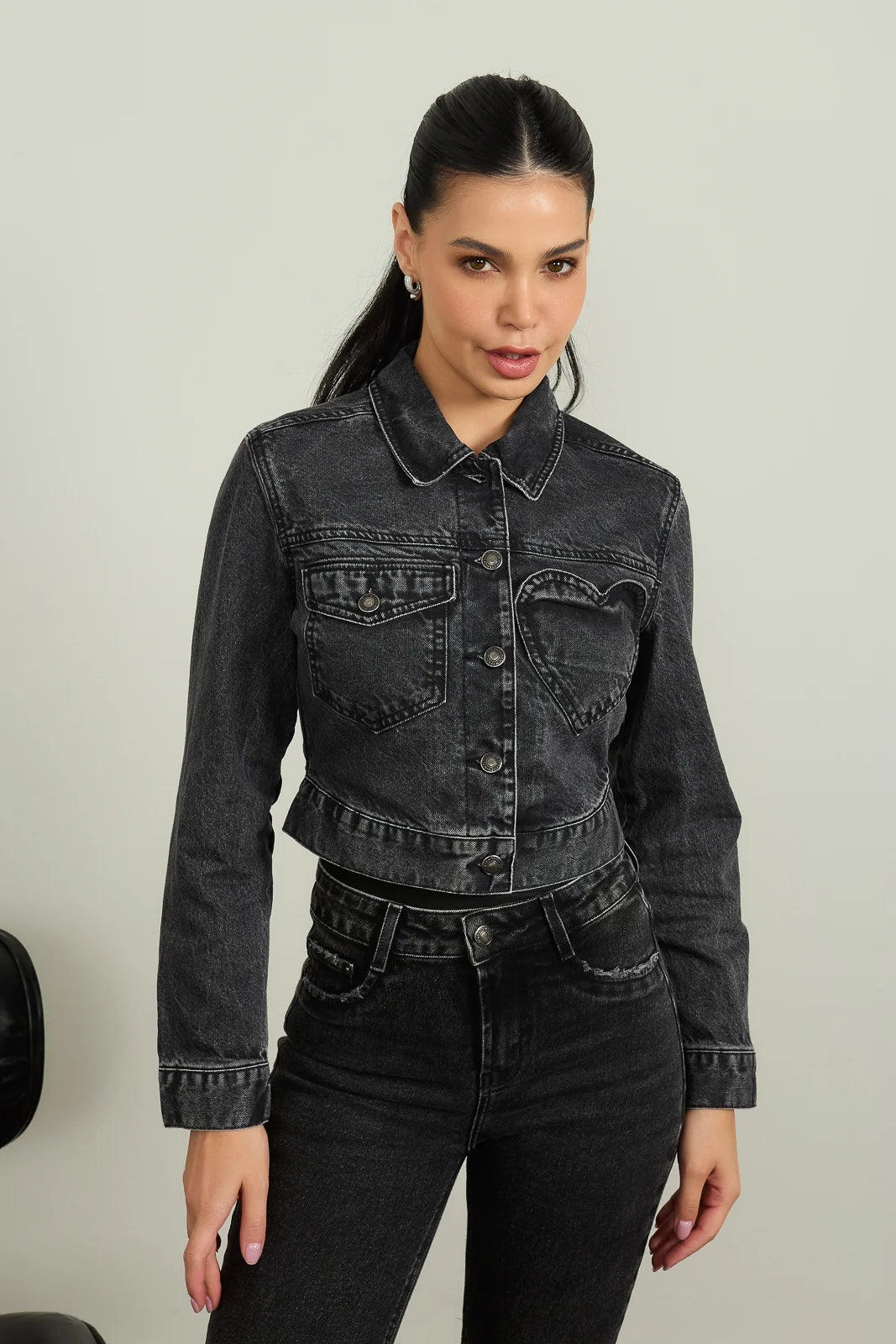 Jaqueta Jeans Regular Cropped com Recorte de Coração - DZ9228