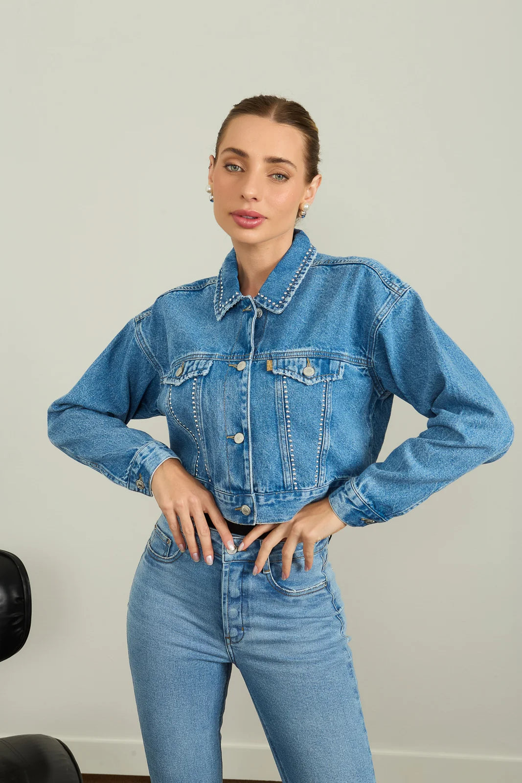Jaqueta Jeans Feminina Retrô Cropped com Aplicação de Taxas - DZ9227
